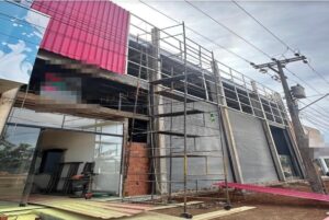 Trabalhador fica ferido ap&oacute;s sofrer descarga el&eacute;trica e cair de andaime em MT