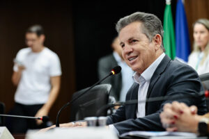 Governador Mauro Mendes rindo