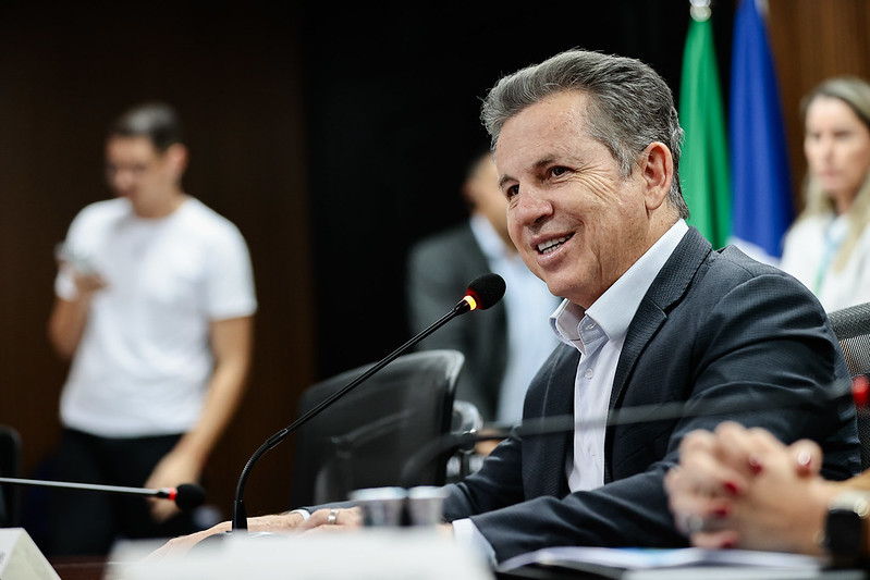 Governador Mauro Mendes rindo