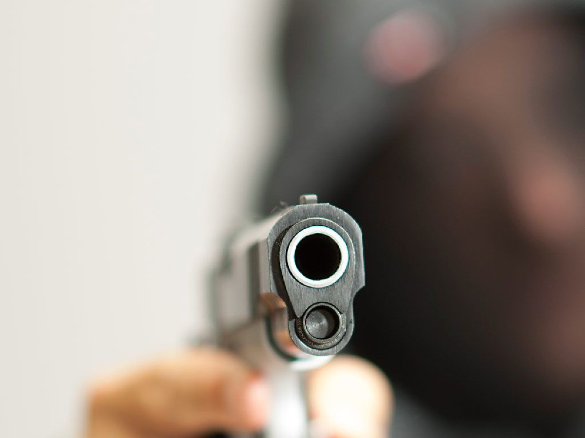 Tiro arma rev&oacute;lver tiros