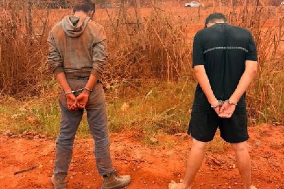 Quadrilha rende idosa e funcion&aacute;rio em ch&aacute;cara e rouba Hillux; dois s&atilde;o presos