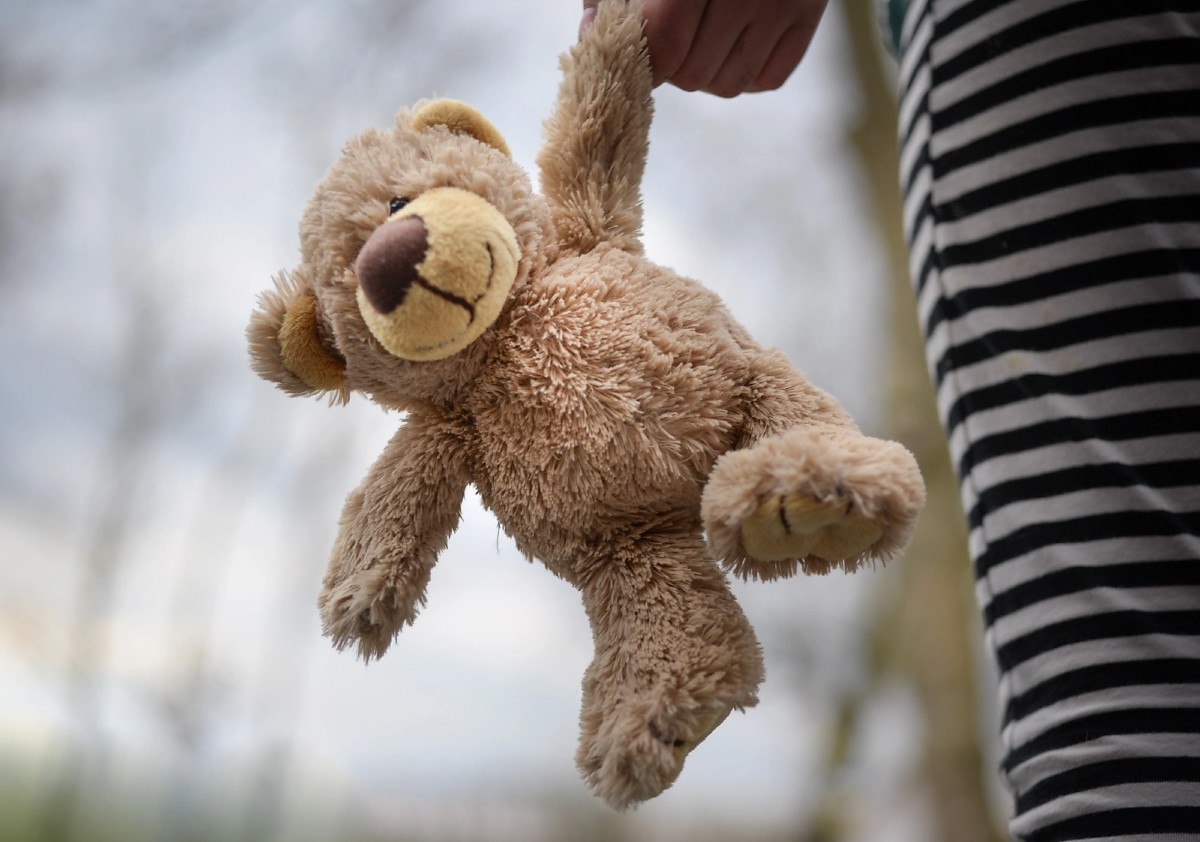 Uso de pel&uacute;cia abuso infantil - crian&ccedil;a estupro