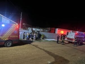 Caminhão destrói casa e mulher é resgatada viva dos escombros