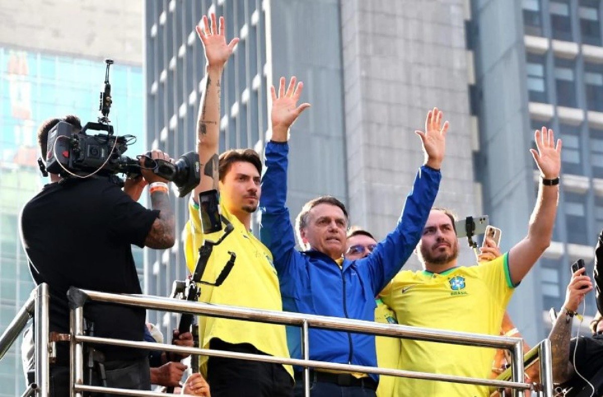 Filhos de Bolsonaro Carlos e Jair Renan