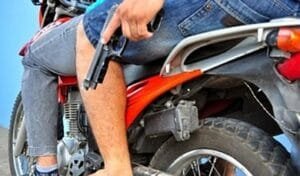 Dupla em moto - pistola - arma