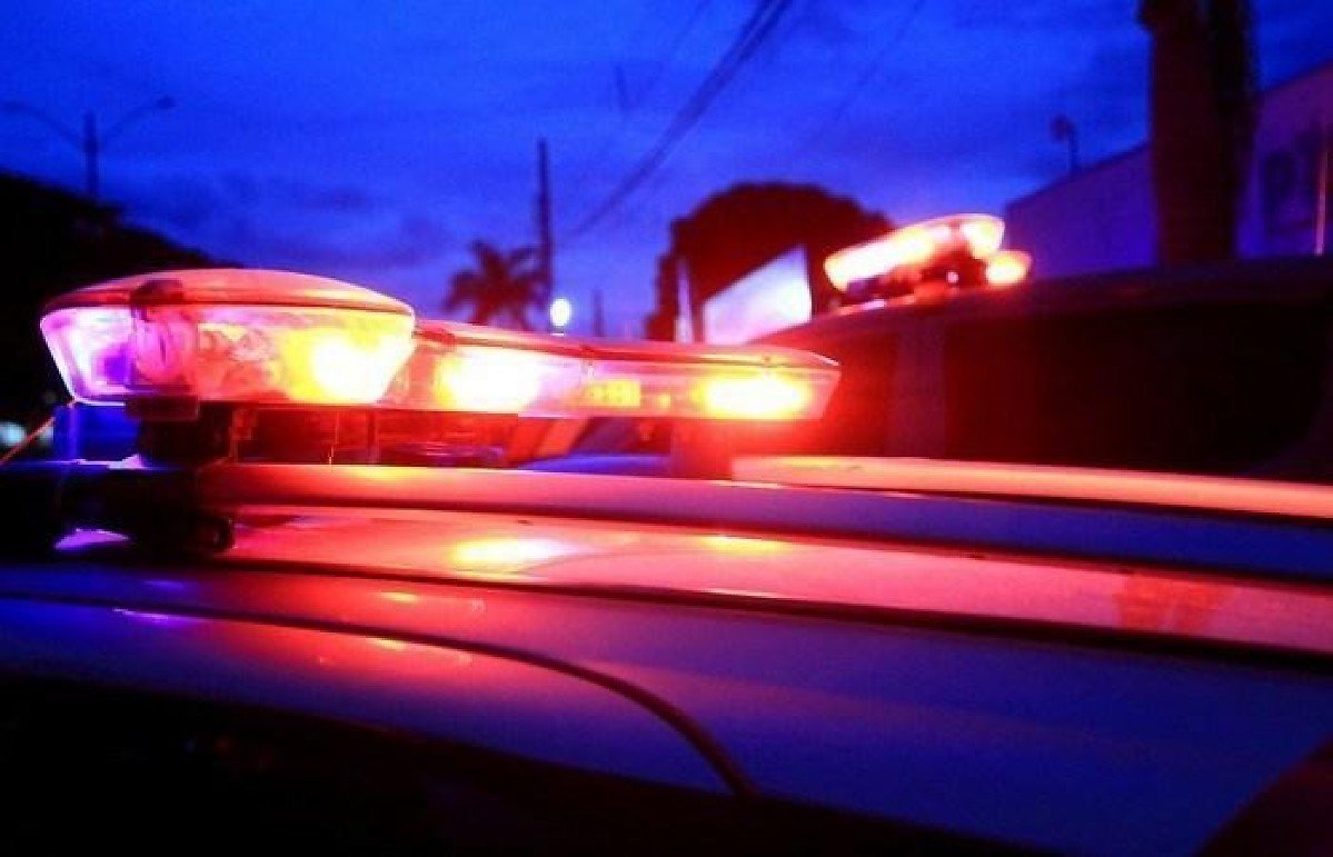 Pol&iacute;cia Militar - carro com sirene