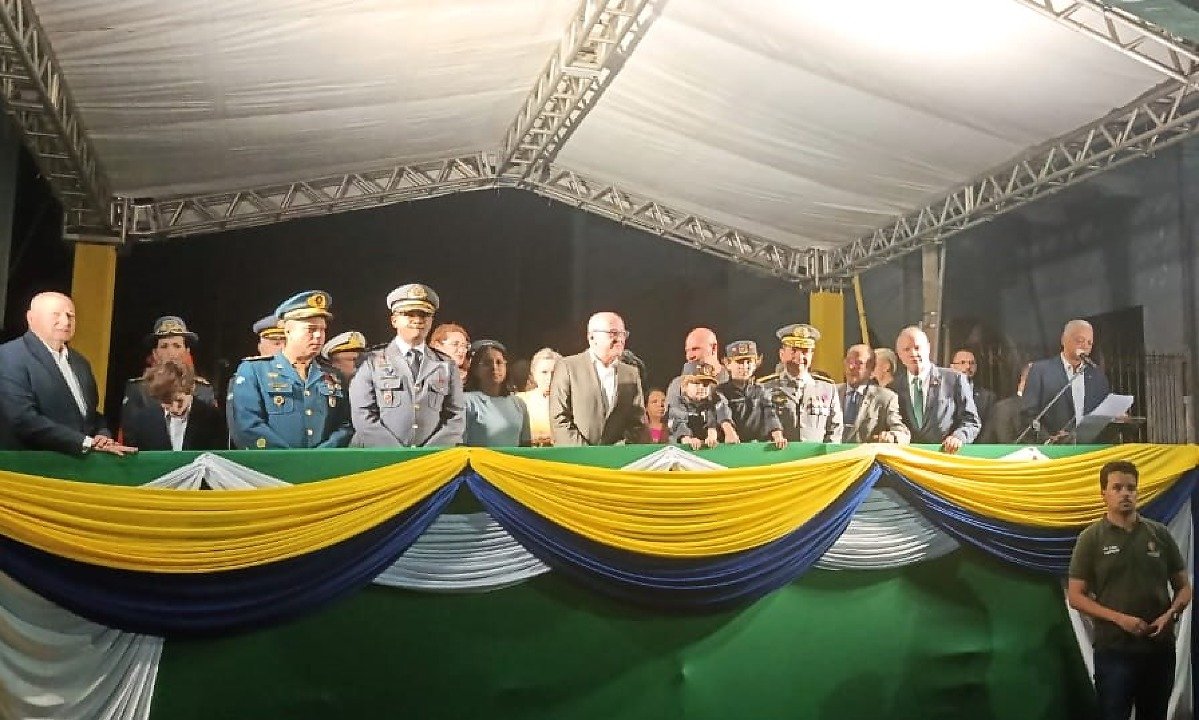 Prefeito Abilio Brunini desfile de 7 de setembro palco