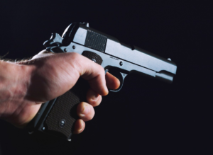 disparo arma mao homem