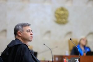 Ministro Andr&eacute; Mendon&ccedil;a na sess&atilde;o plen&aacute;ria do STF