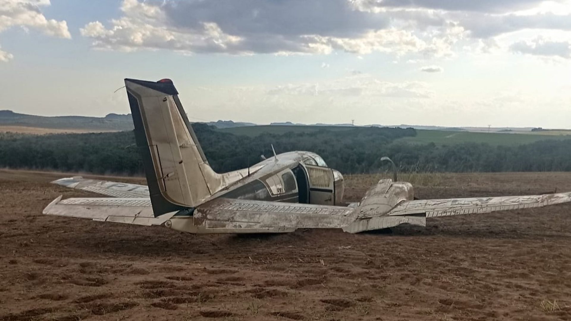 Avi&atilde;o abandonado