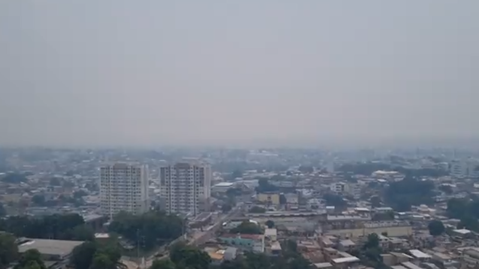 Fumaça toma conta de Manaus.  • Reprodução/Redes Sociais