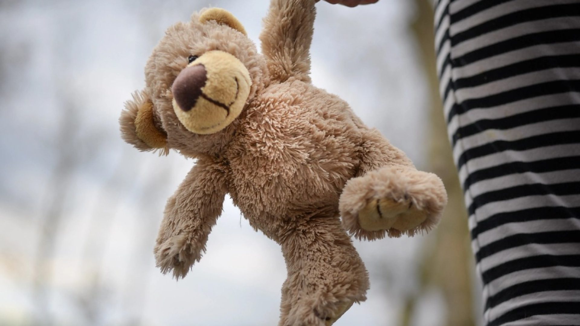 Uso de pel&uacute;cia abuso infantil - crian&ccedil;a estupro