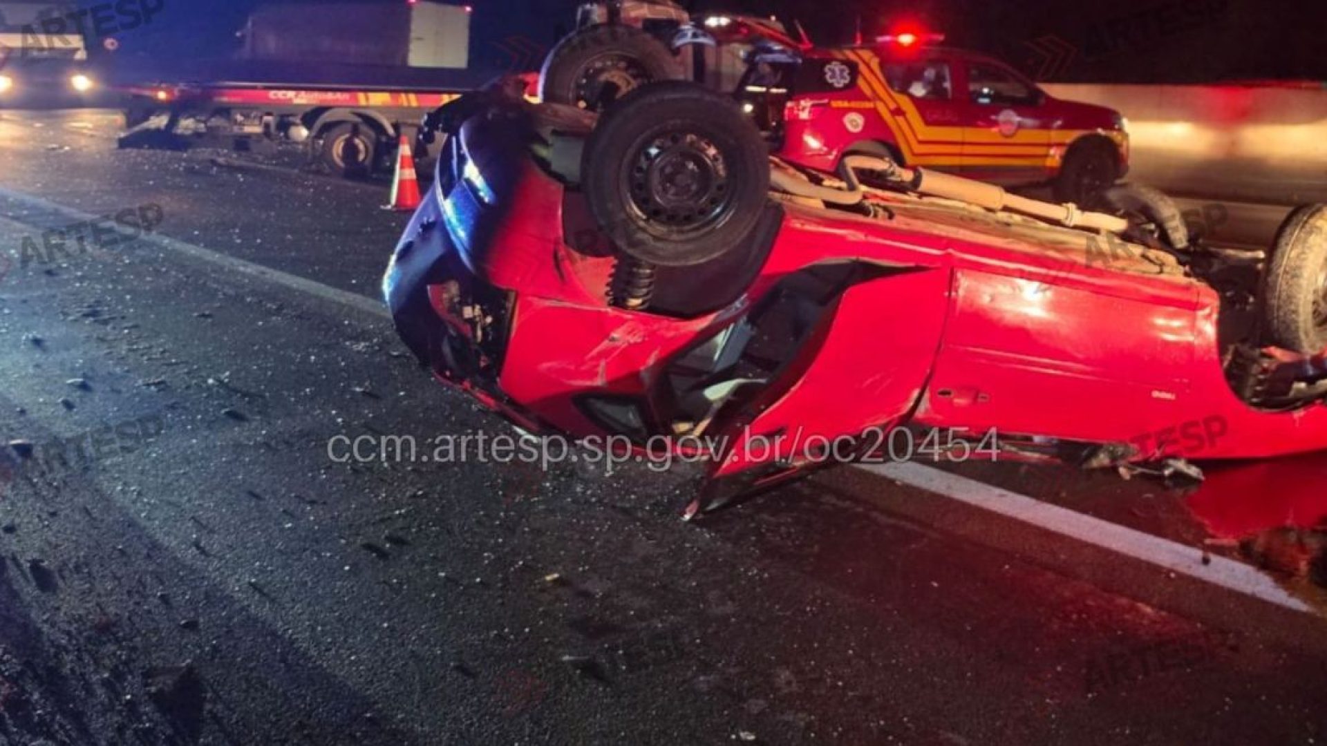 Imagens mostram veículos atingidos e congestionamento intenso; carro capotou  • Divulgação/Artesp