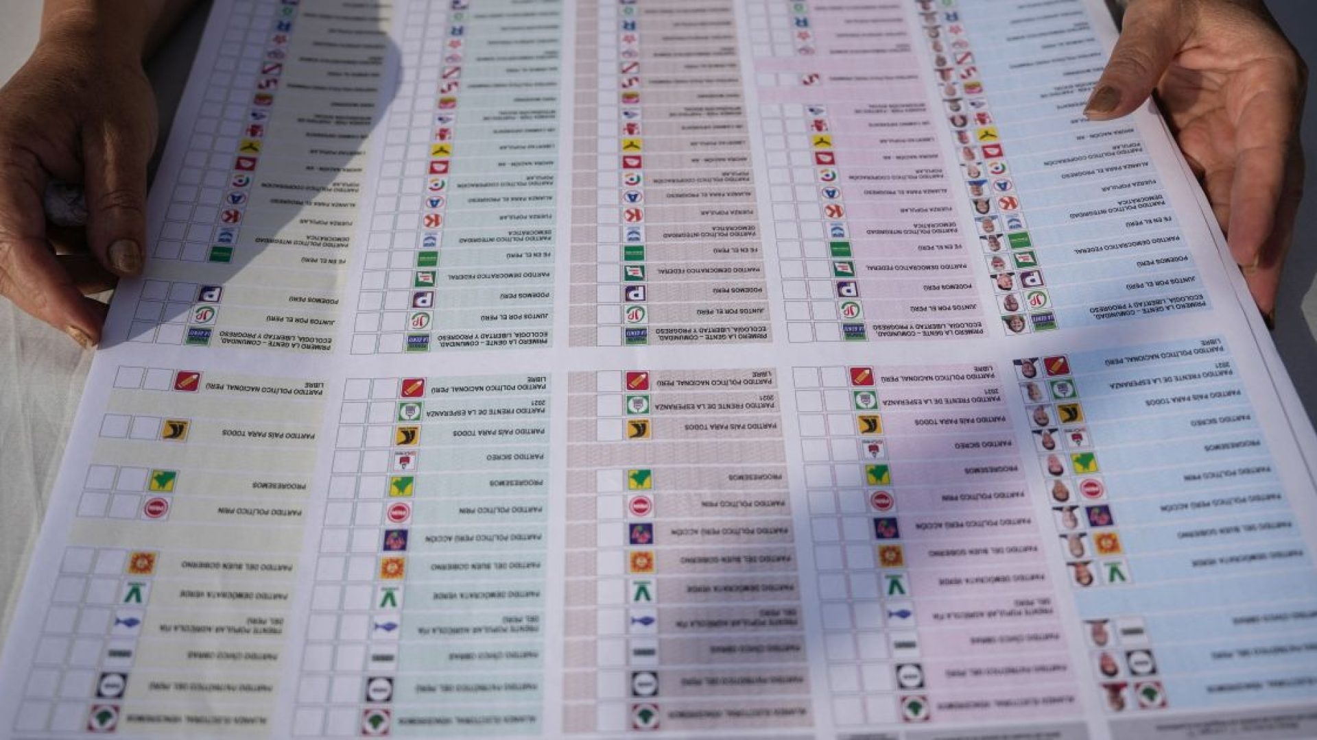 Um funcionário eleitoral manuseia cédula de votação no dia da eleição geral do Peru, em Lima12 de abril de 2026REUTERS/Angela Ponce  • REUTERS