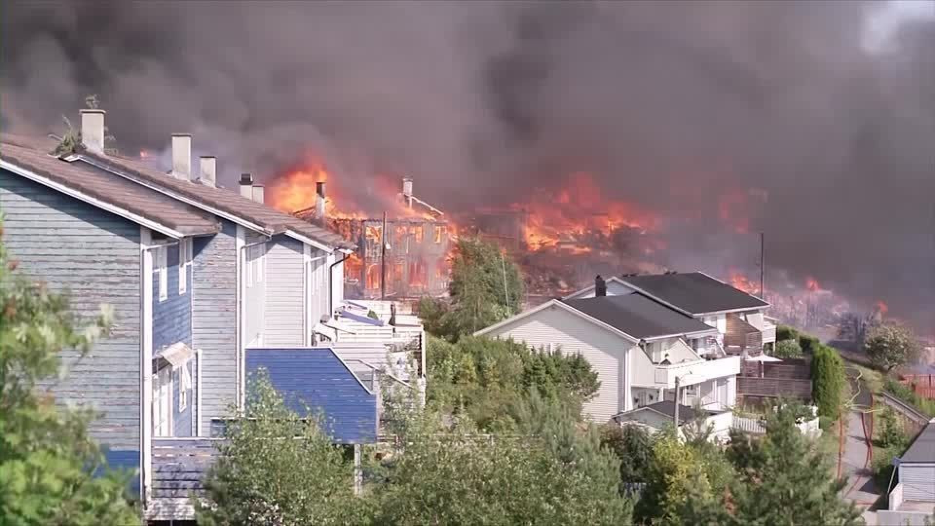 Casas em chamas durante incêndio na Noruega  • TV2 NORWAY