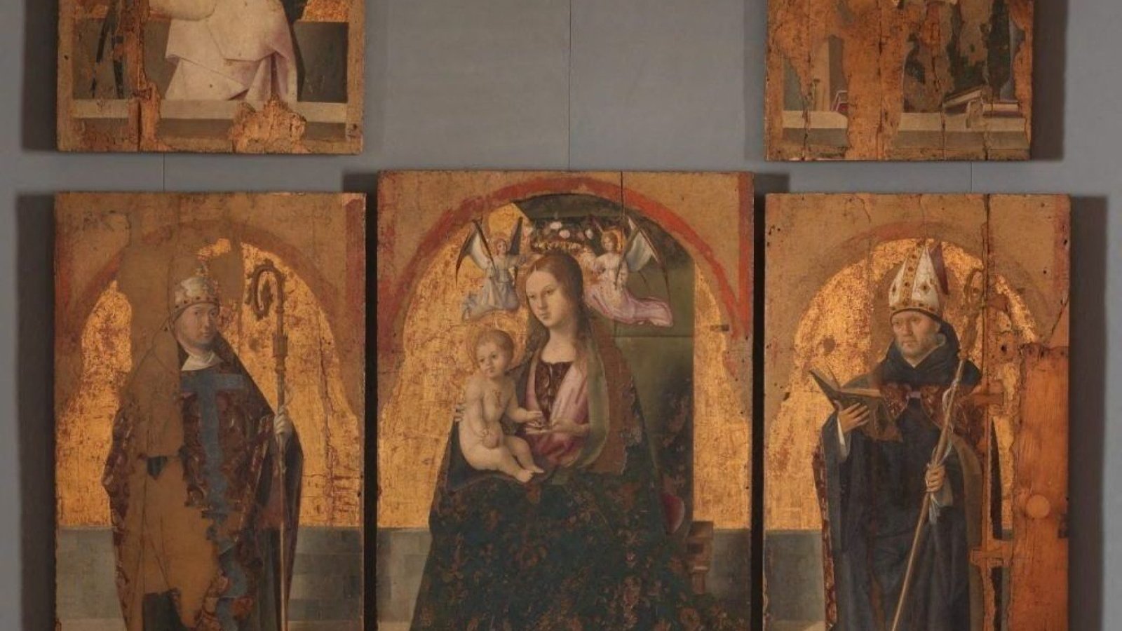 Cinco painéis remanescentes do “Polittico di San Gregorio”, de Antonello da Messina, de 1473, três dos quais foram roubados do Museu Regional Accascina, em Messina, Itália 16 de agosto de 2026 Cortesia do Museu Regional Accascina de Messina/Handout via REUTERS  • via REUTERS