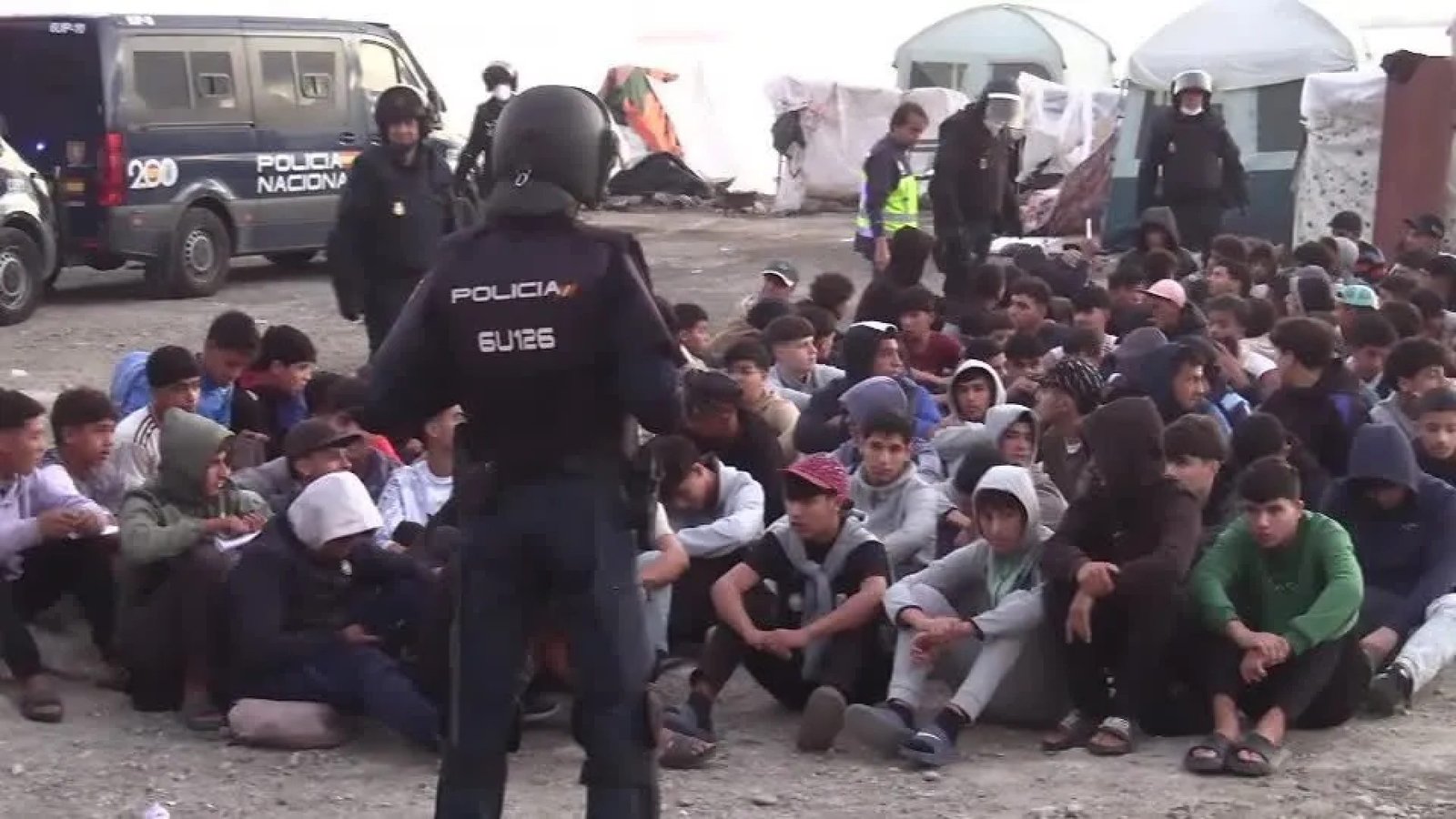 Polícia espanhola desmantelou o último acampamento de migrantes na praia de Ceuta antes da visita do rei  • FARO TV via REUTERS