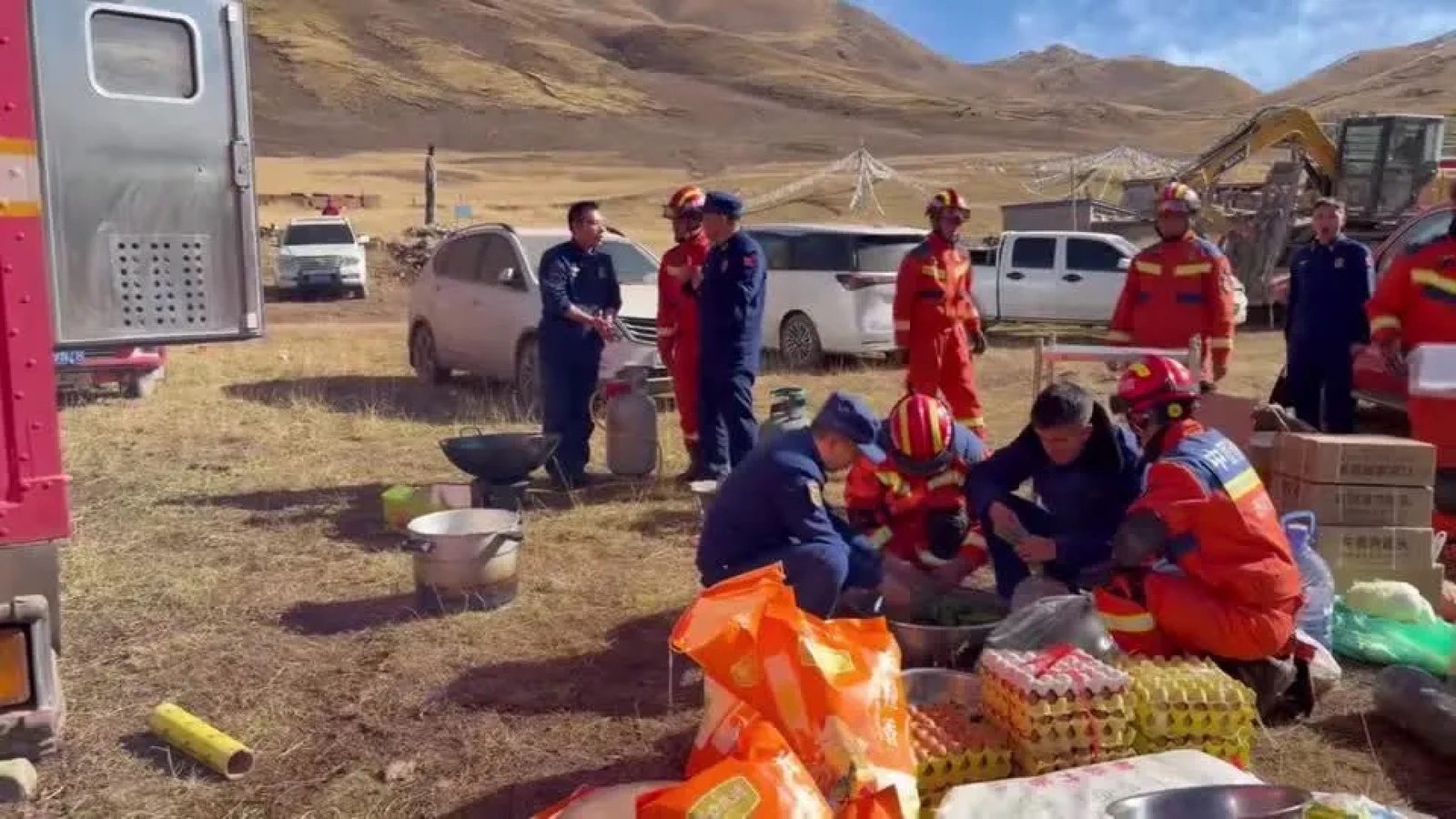 Equipes de resgate distribuem refeições quentes enquanto o socorro às vítimas do terremoto continua no sudoeste da China  • REUTERS