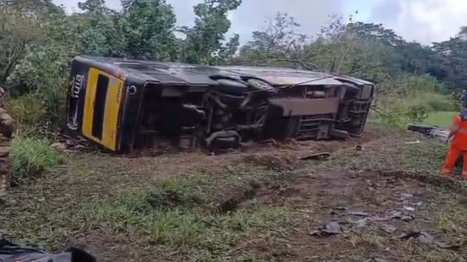 Veja imagens do acidente de ônibus que deixou nove mortos no RJ