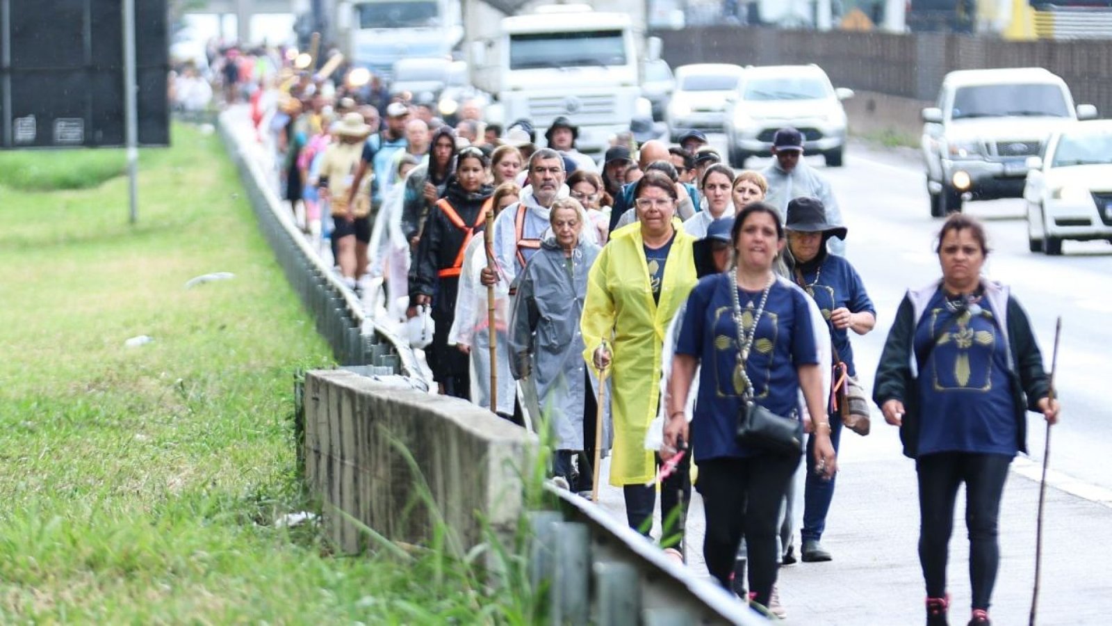 Romeiros caminham pela Rodovia Presidente Dutra (BR-116), na altura da cidade de Taubaté (SP), rumo ao Santuário de Nossa Senhora Aparecida  • Vittor Vidal/Agência F8/Estadão Conteúdo