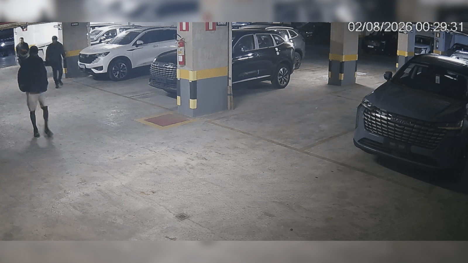 Nos registros, é possível ver os homens entrando no estacionamento, se espalhando pelo local e um deles entrando em um carro.  • Reprodução
