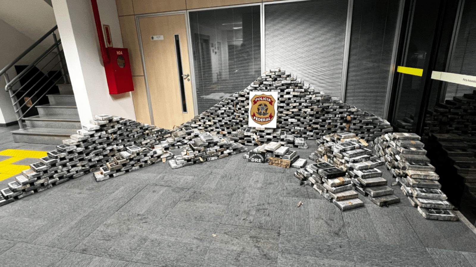 Somente nesta terça-feira (8), foram encontrados 725 quilos da droga em um depósito clandestino  • Reprodução/PF
