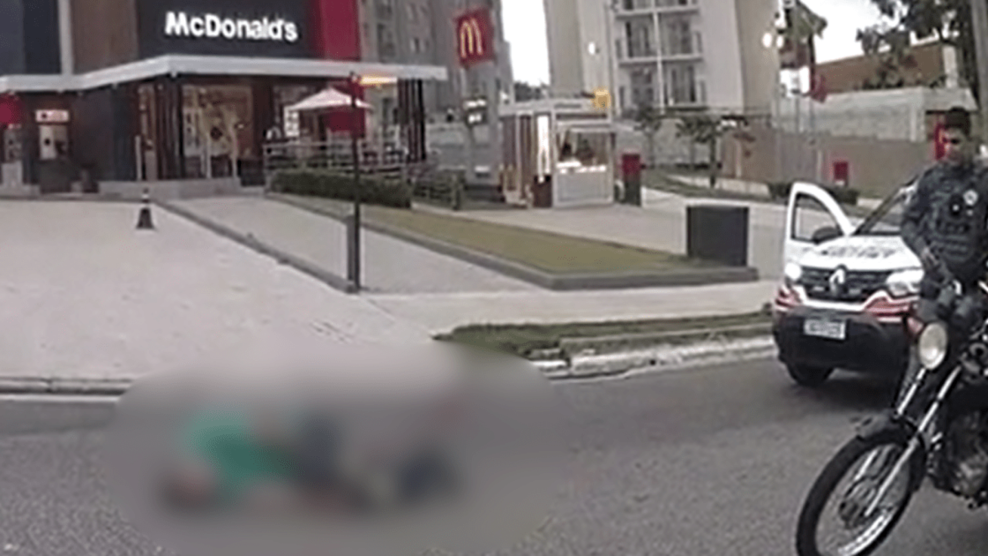 Momentos após os disparos, o policial começa a chorar e suplica para que o homem não morra enquanto a ambulância não chegar.  • Reprodução