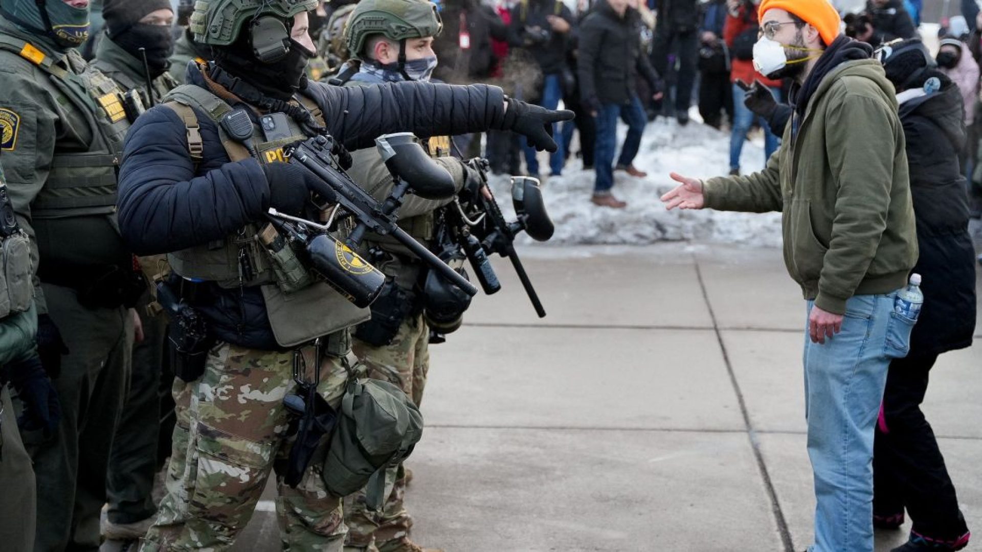 Agente federal e manifestante gesticulam durante protesto contra o assassinato de Renee Nicole Good em Minneapolis, Minnesota, EUA8 de janeiro de 2026  • Tim Evans/Reuters