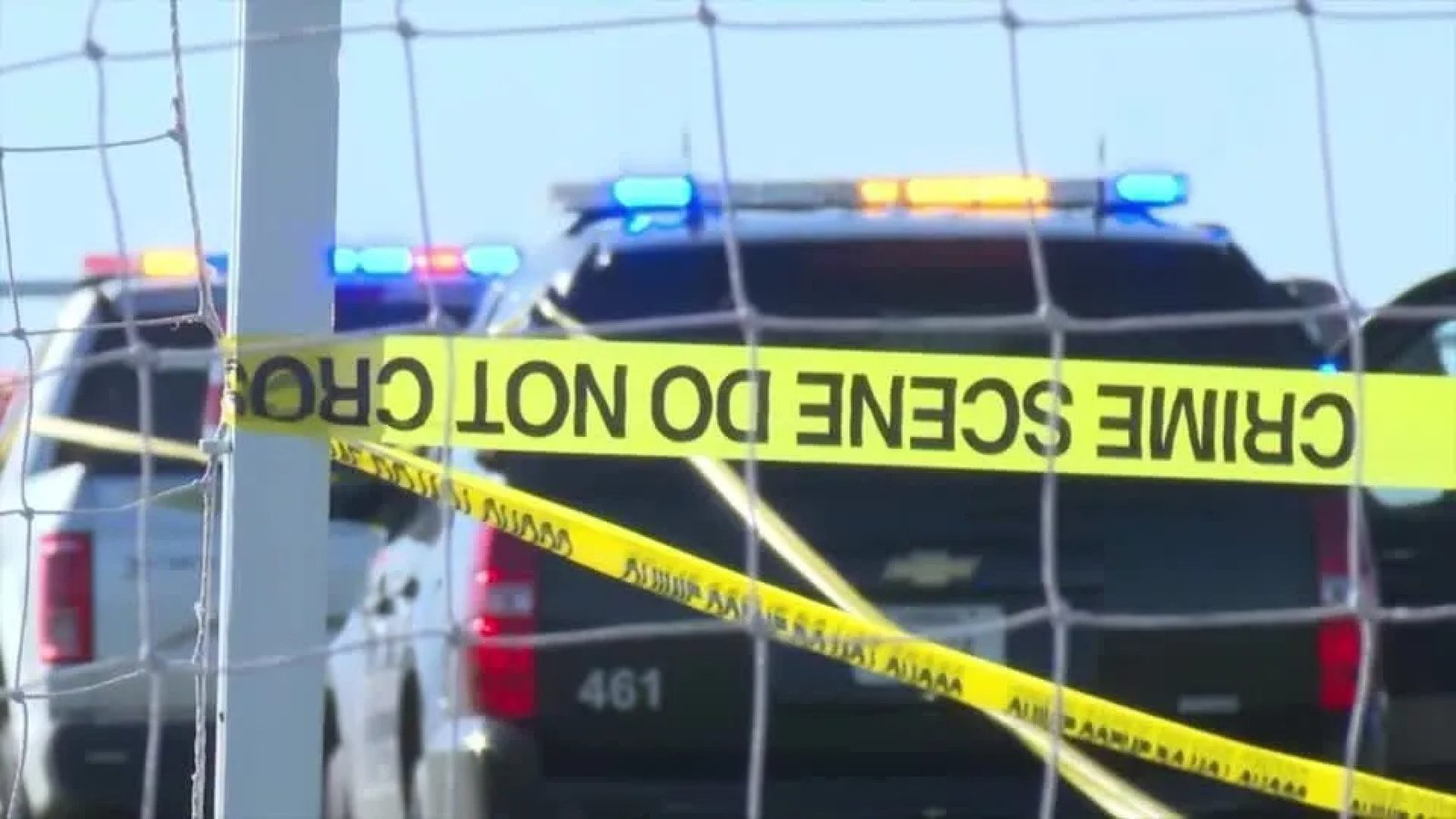 Viaturas policiais no complexo esportivo onde um carro atropelou e matou duas pessoas em Wichita, no estado americano do Kansas  • ABC AFFILIATE KAKE