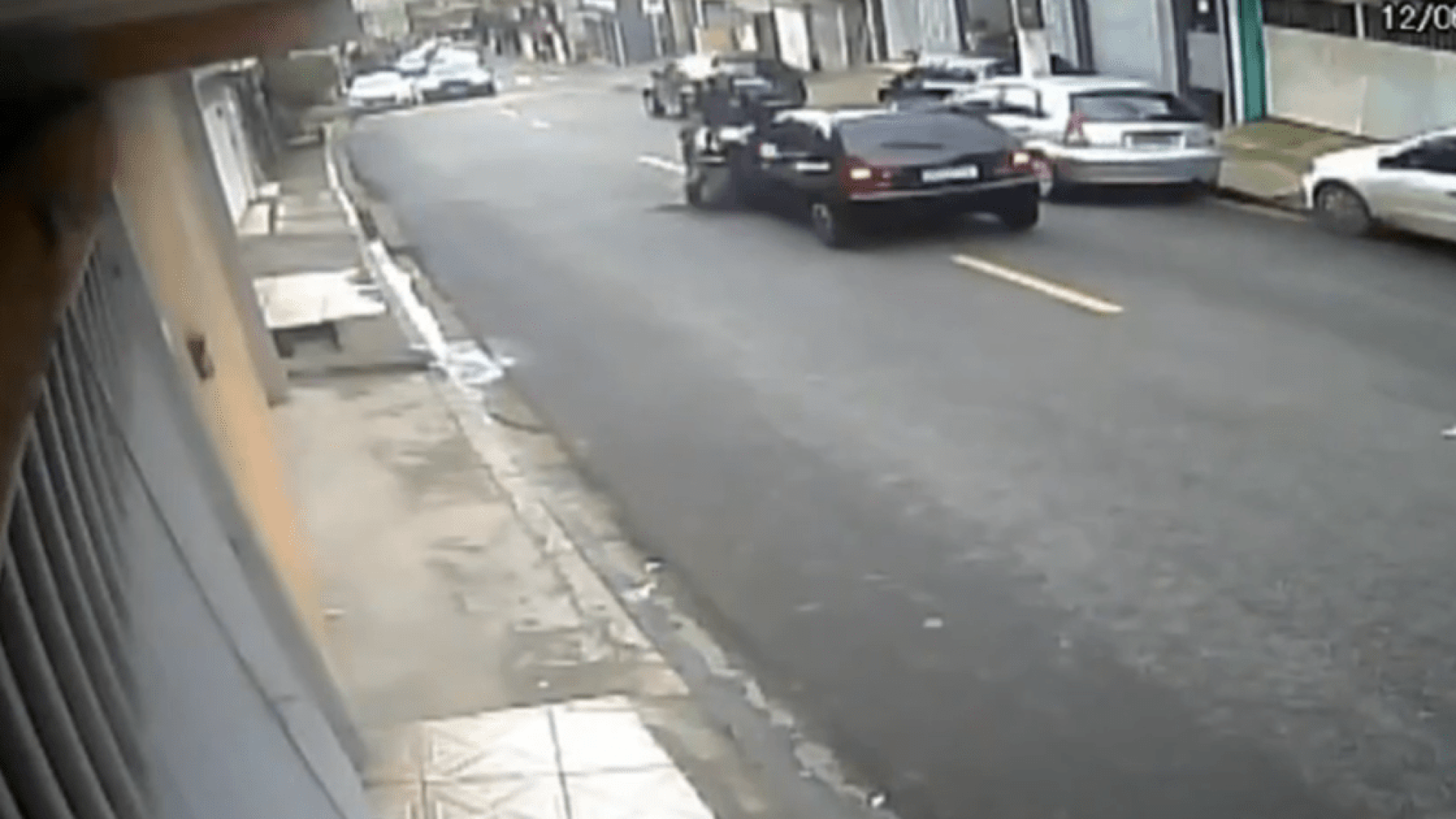 Policial voou de sua moto ao colidir ocm veiculo durante perseguição na zona Sul de SP  • Reprodução