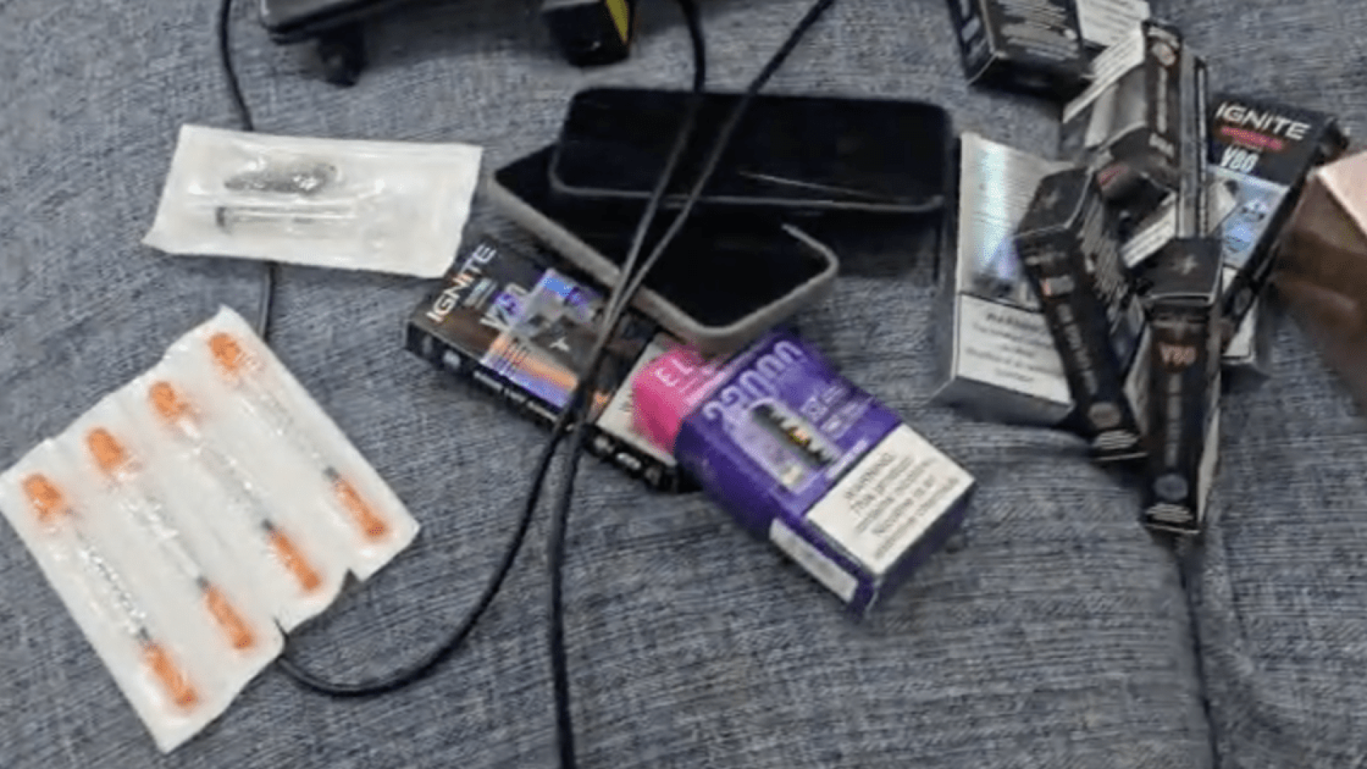 Agentes da Decon apreenderam medicamentos emagrecedores, celulares e produtos falsificados na casa dos suspeitos.  • Reprodução