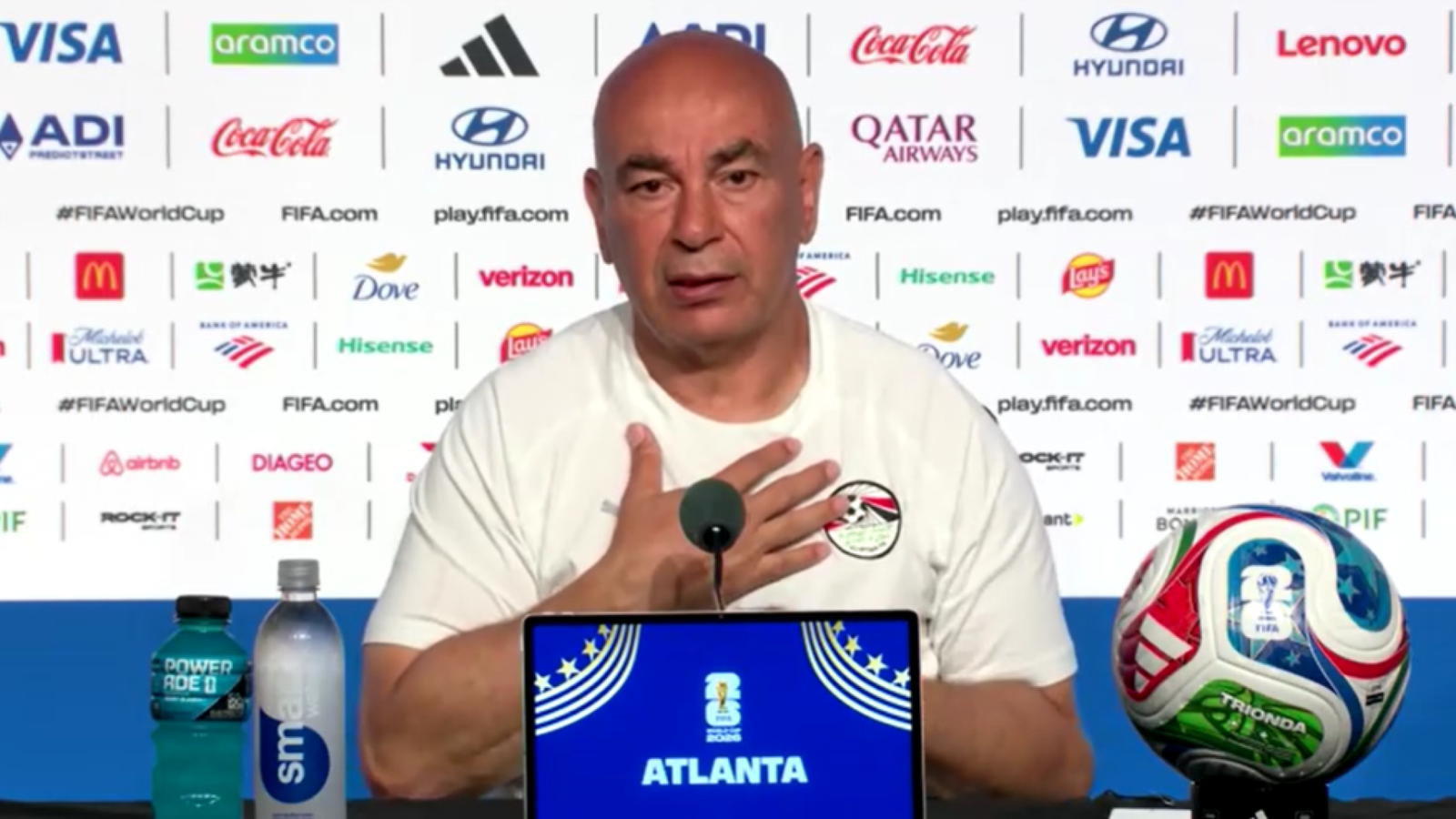 Hossam Hassan, técnico da Seleção Egípcia, durante entrevista coletiva  • Foto: Reuters