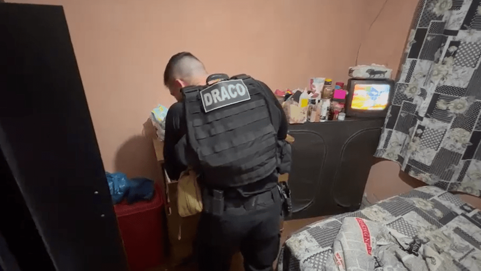 Polícia Civil realiza operação contra grupo investigado por levar drogas e celulares para presídios do Rio. Quatro mandados de prisão temporária e dez de busca e apreensão são cumpridos nesta segunda-feira (3). Um policial penal é apontado como principal alvo da investigação.  • Reprodução