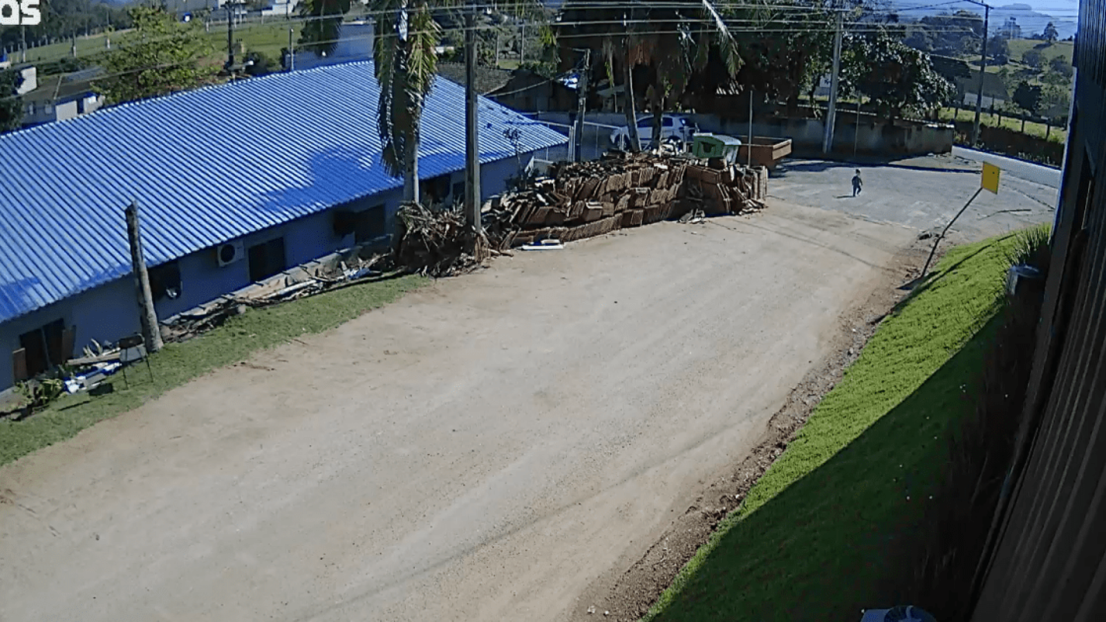 Bebê de 1 ano e 6 meses saiu da creche desacompanhado.  • @edioantonioluz EA NOTÍCIAS