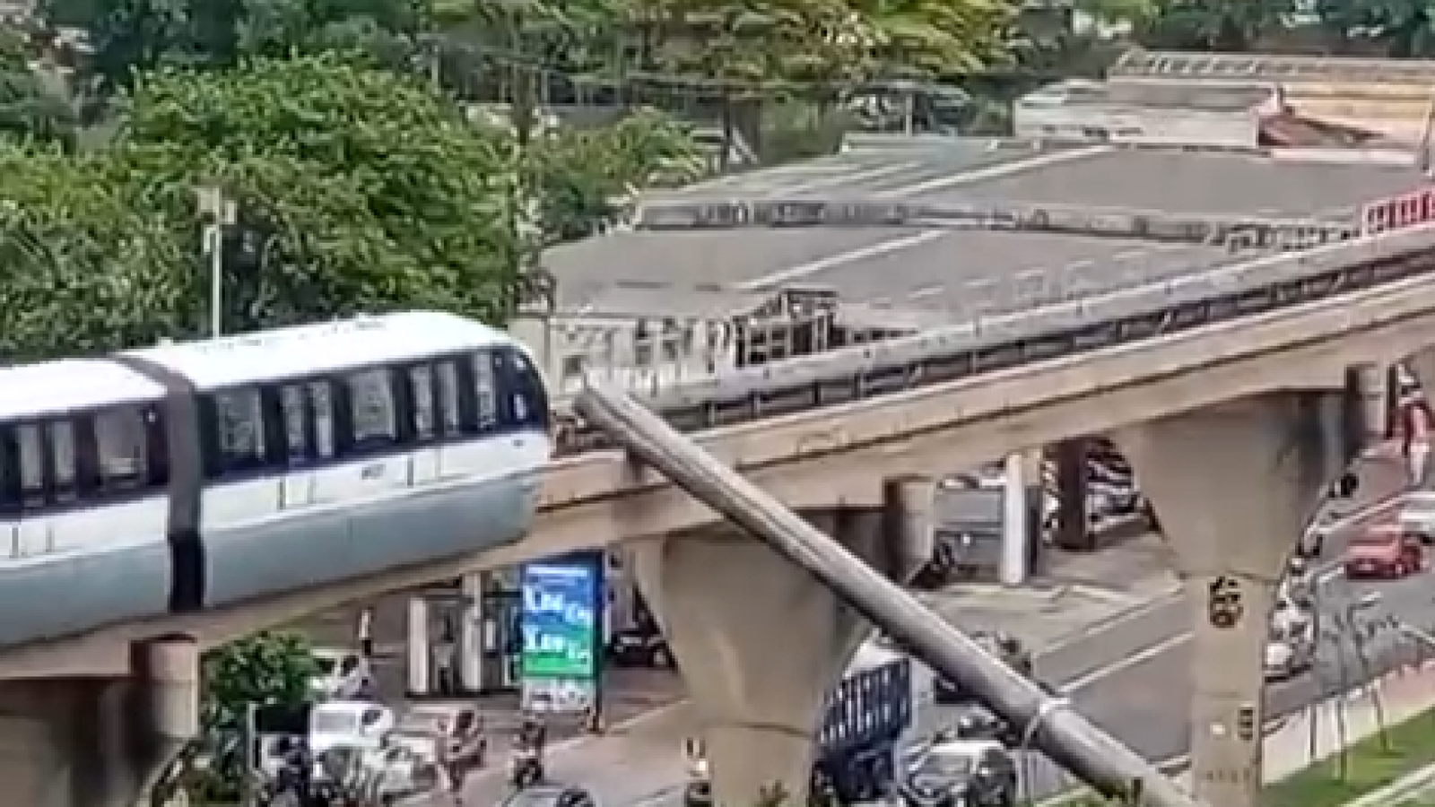 Após bater em guindaste, trem do monotrilho será recolhido para manutenção