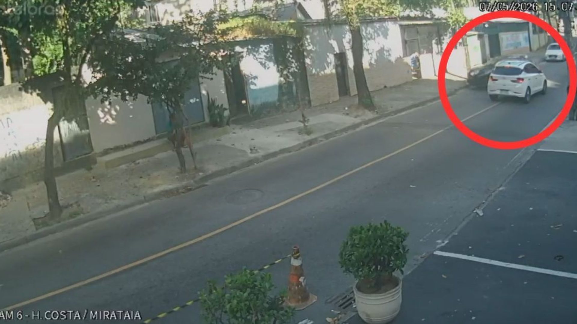 Uma câmera de segurança flagrou o crime, em que o carro branco seria o do policial e o carro preto seria ocupado pela vítima  • Reprodução