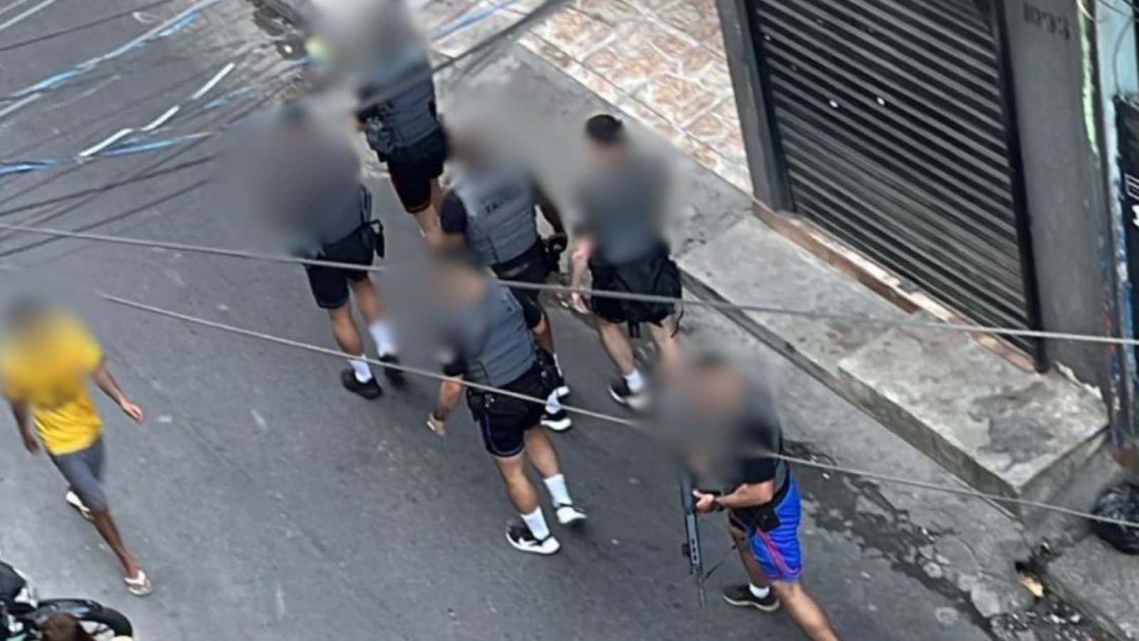 A comunidade de Paraisópolis presenciou um tiroteio, na tarde desta sexta-feira (28), entre equipes da Força Tática, que faz parte da Polícia Militar, e criminosos  • Reprodução
