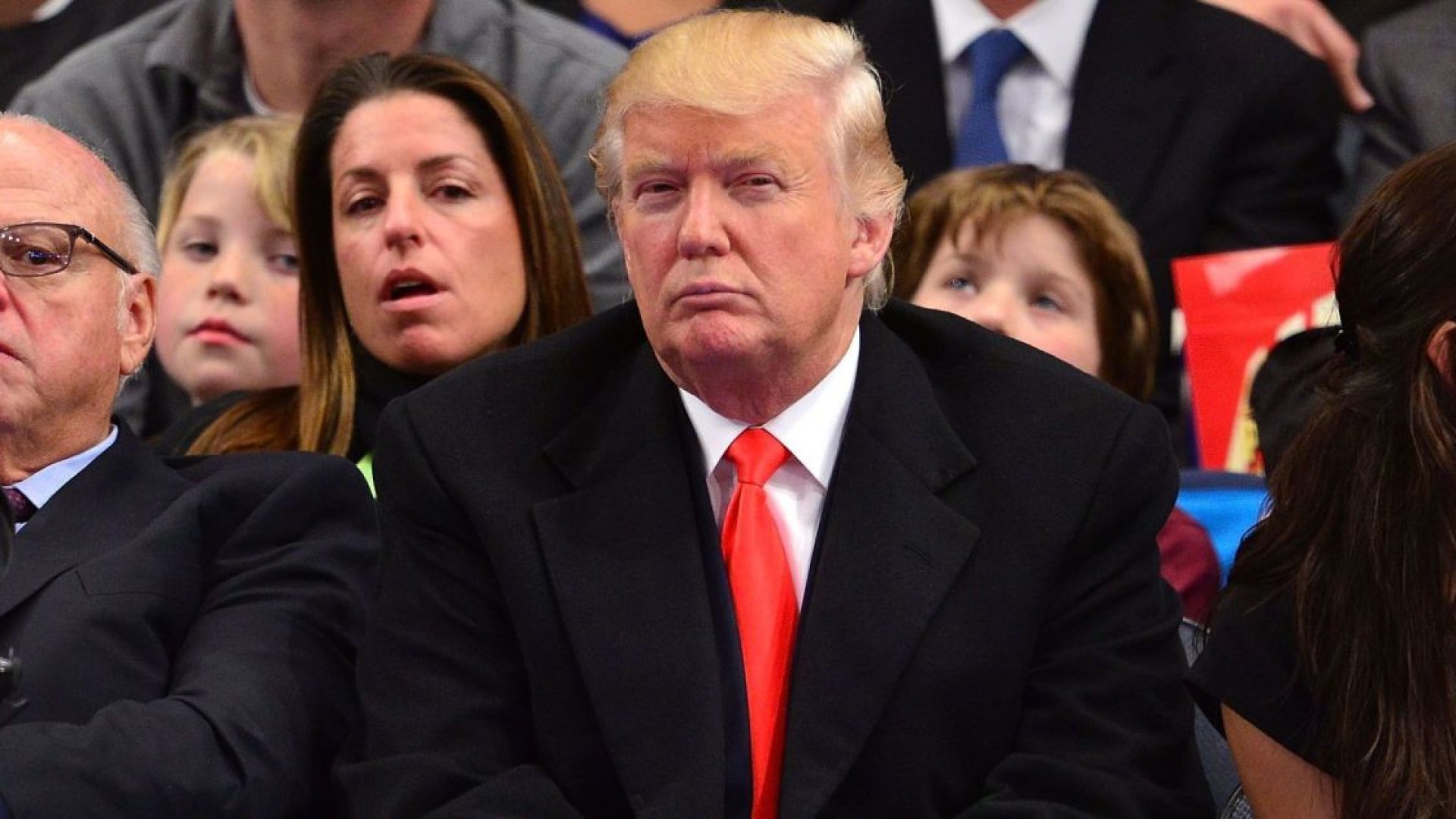 Donald Trump em New York Knicks x Milwaukee Bucks no Madison Square Garden, em 26 de março de 2012  • James Devaney/WireImage