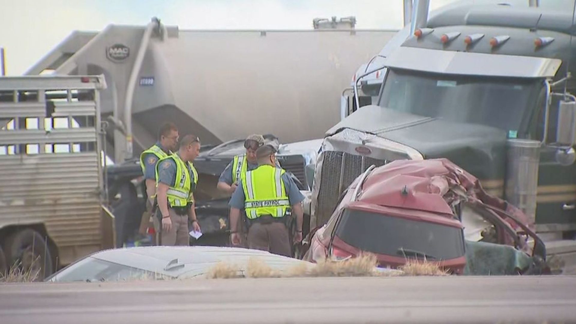 Engavetamento com mais de 30 veículos no Colorado, nos Estados Unidos  • KRDO VIA NEWSOURCE