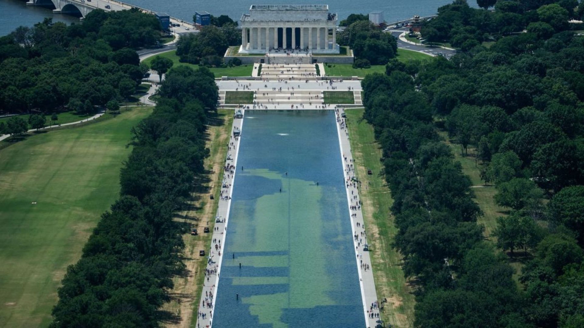 Equipes removem algas do fundo do Lincoln Memorial Reflecting Pool após recentes reformas  • Aaron Schwartz/Reuters via CNN Newsource