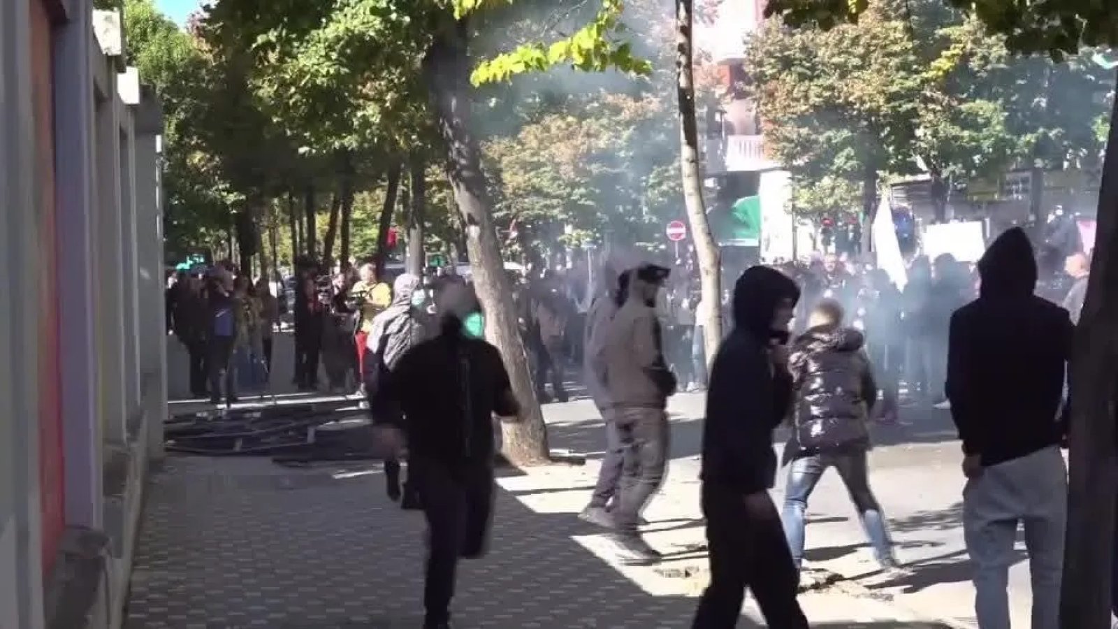 Estudantes manifestantes atiram tijolos contra o Ministério da Educação da Albânia.  • REUTERS