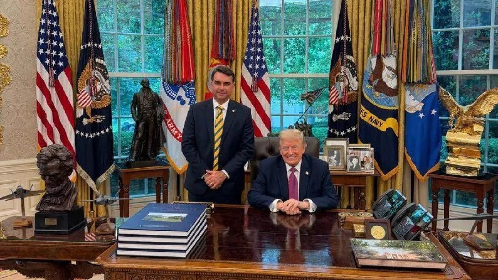 O senador Flávio Bolsonaro ao lado do presidente Donald Trump  • Reprodução