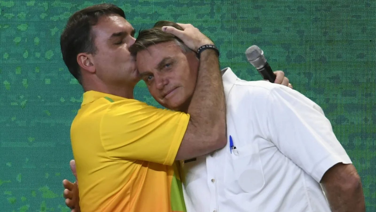 Flávio Bolsonaro (PL) e o ex-presidente Jair Bolsonaro  • 27/03/2022 - Mateus Bonomi/Anadolu Agency via Getty Images