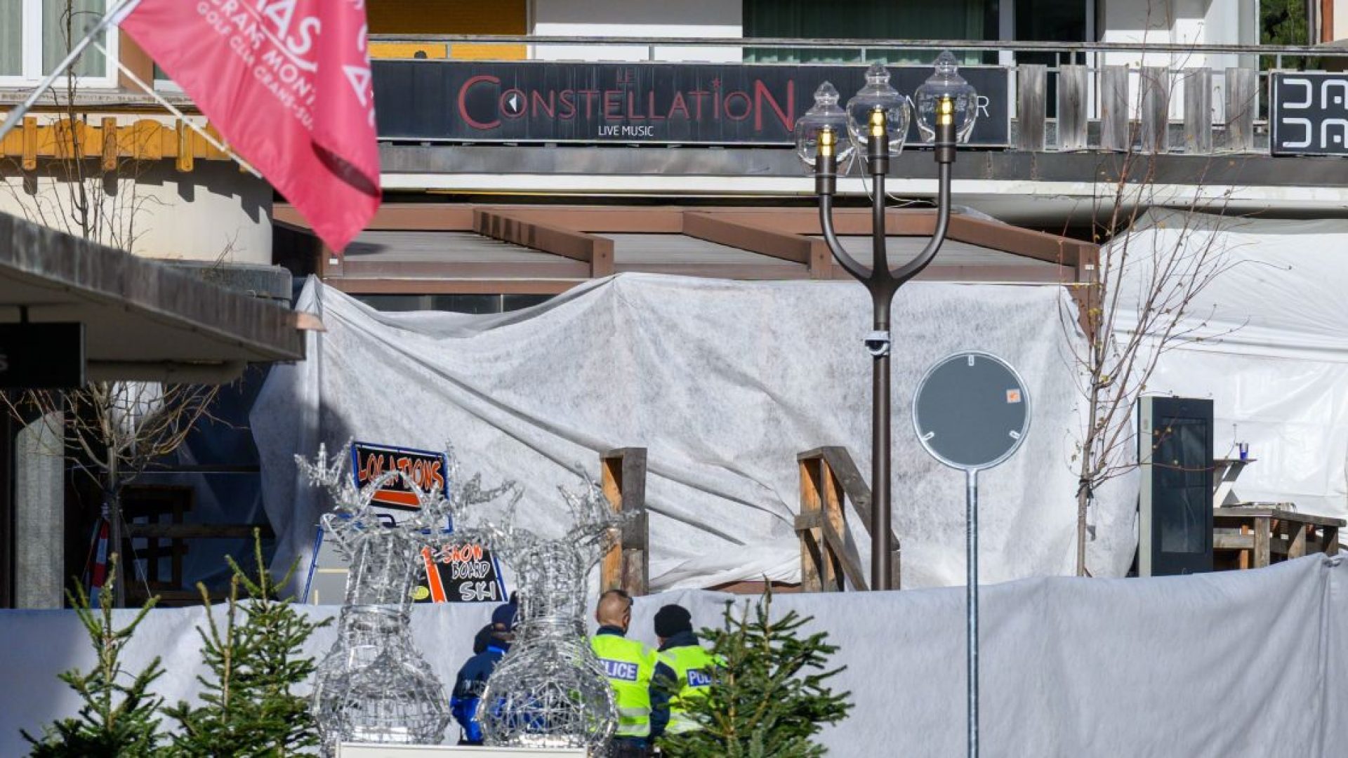 O bar Le Constellation é visto no final da rua isolada após um incêndio que começou durante a madrugada de 1º de janeiro de 2026 em Crans-Montana, Suíça  • Harold Cunningham/Getty Images