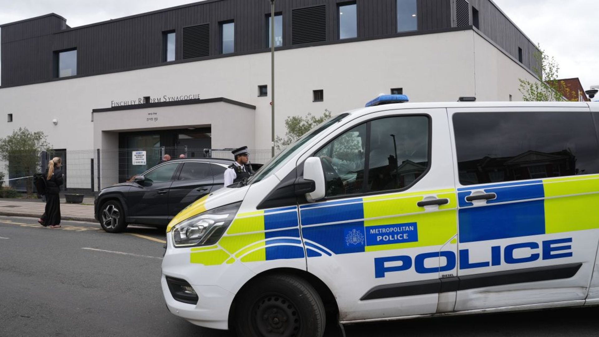 Policiais em frente à Sinagoga Reformista de Finchley, no norte de Londres, após uma tentativa de incêndio criminoso  • Lucy North/PA Images via Getty Images