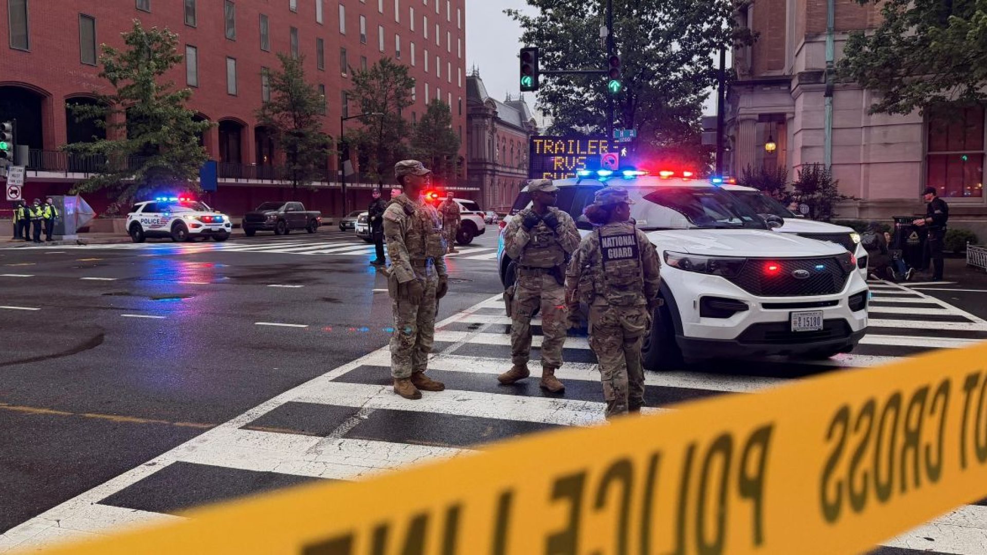 Veículos policiais e agentes de segurança armados perto da Casa Branca após um disparos na noite deste sábado (23)  • Fatih Aktas/Anadolu via Getty Images