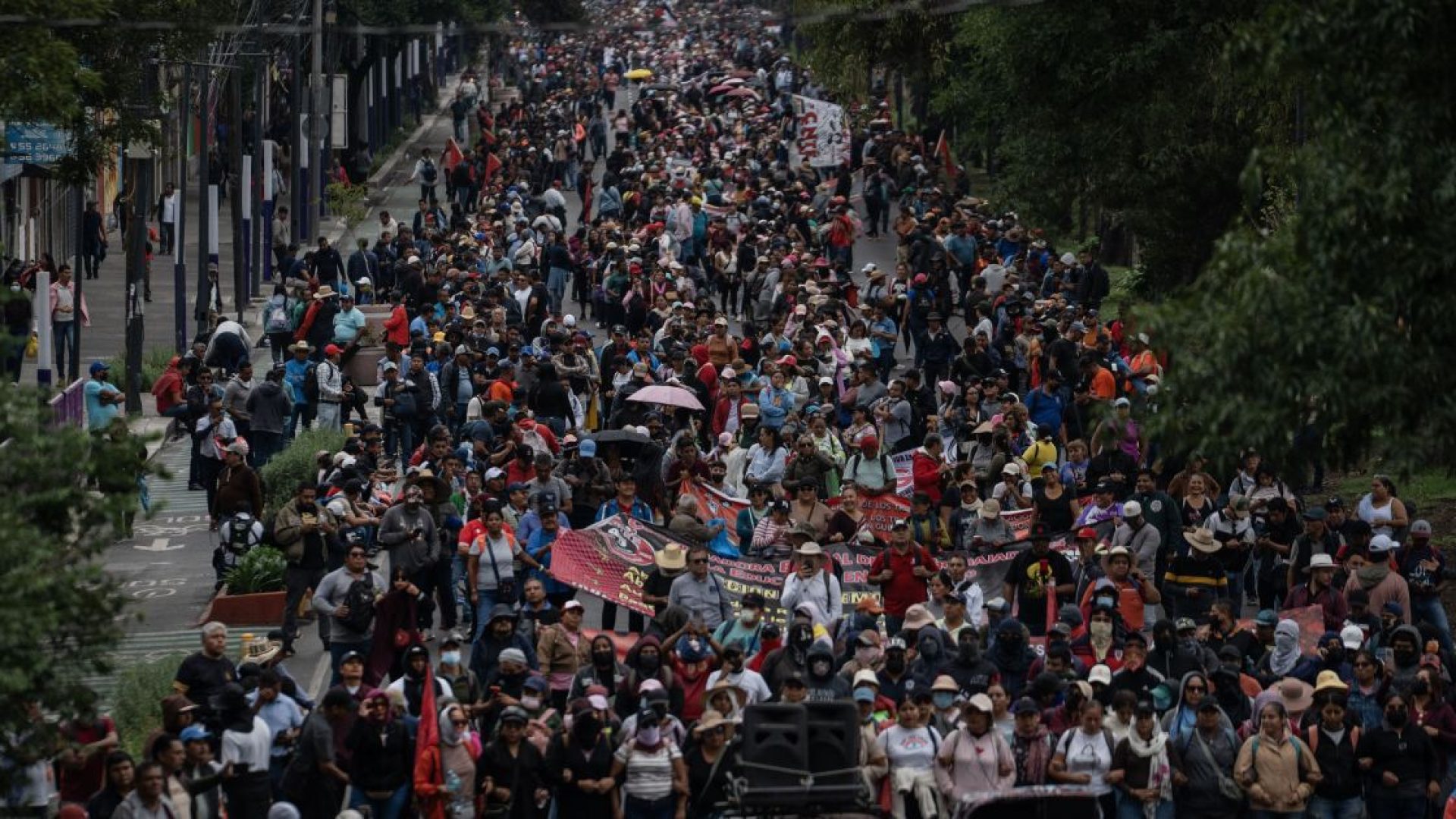 Professores de vários estados mexicanos e membros de organizações sociais marcham até o Estádio Azteca para protestar por melhores condições de trabalho  • Felix Marquez/picture alliance via Getty Images