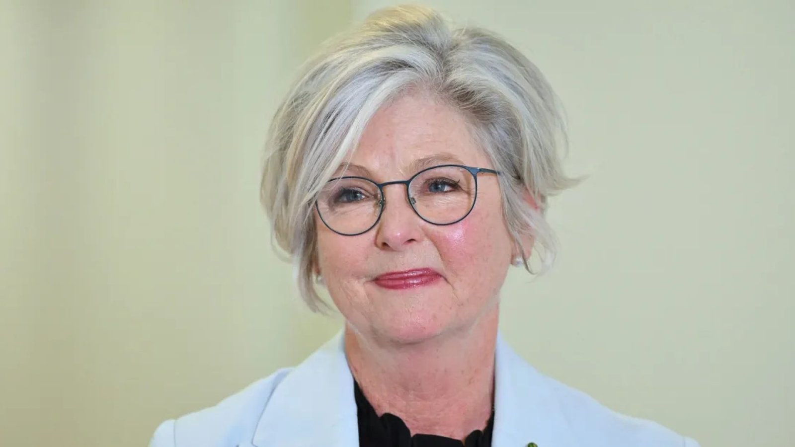 A parlamentar independente australiana Helen Haines fala com jornalistas no Parlamento em Canberra, Austrália, em 8 de setembro.  • Mick Tsikas/AAP Image/AP via CNN Newsource