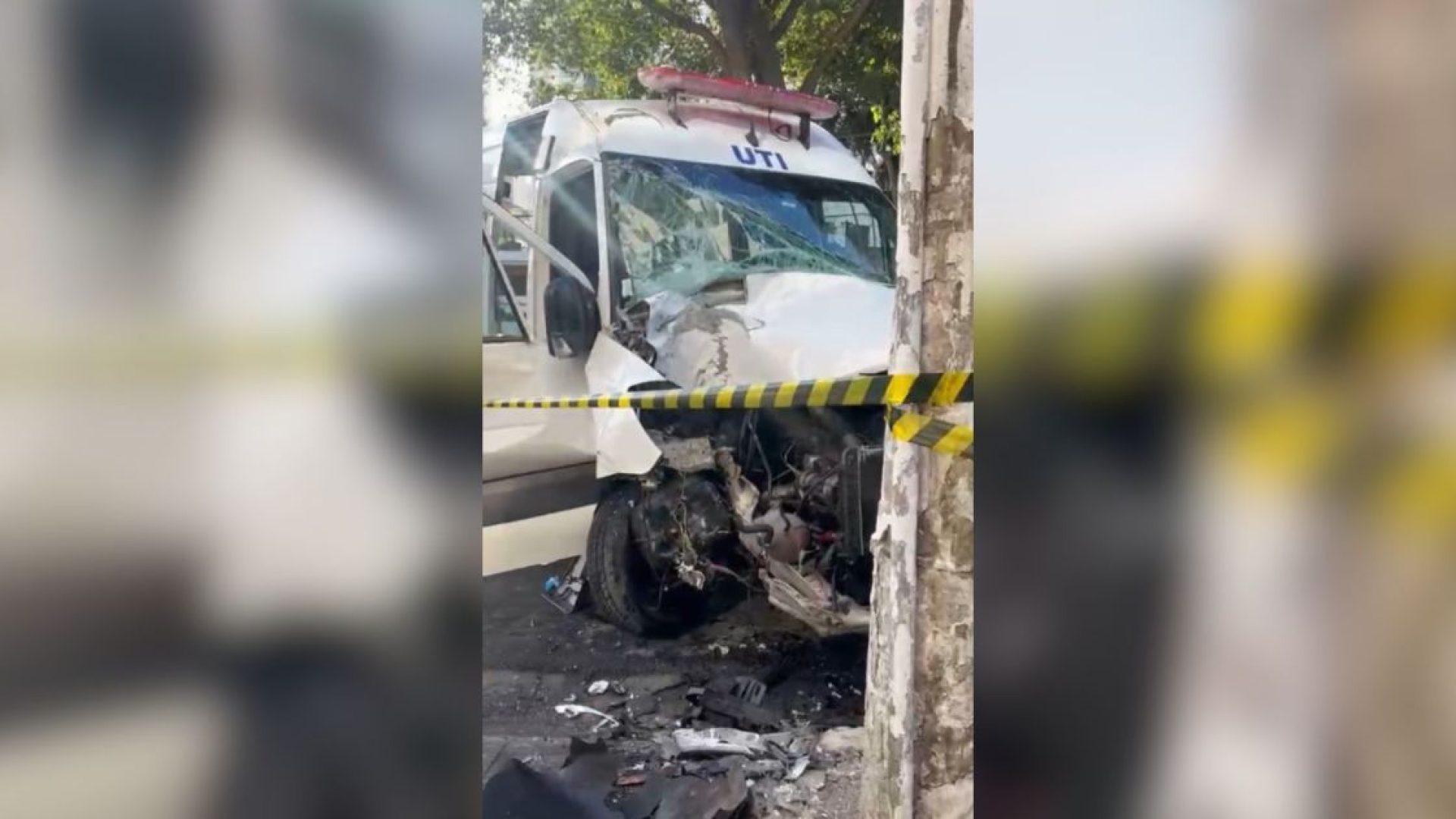 Imagens mostram a frente da ambulância completamente destruída após a colisão.   • Reprodução/Oslim Brito
