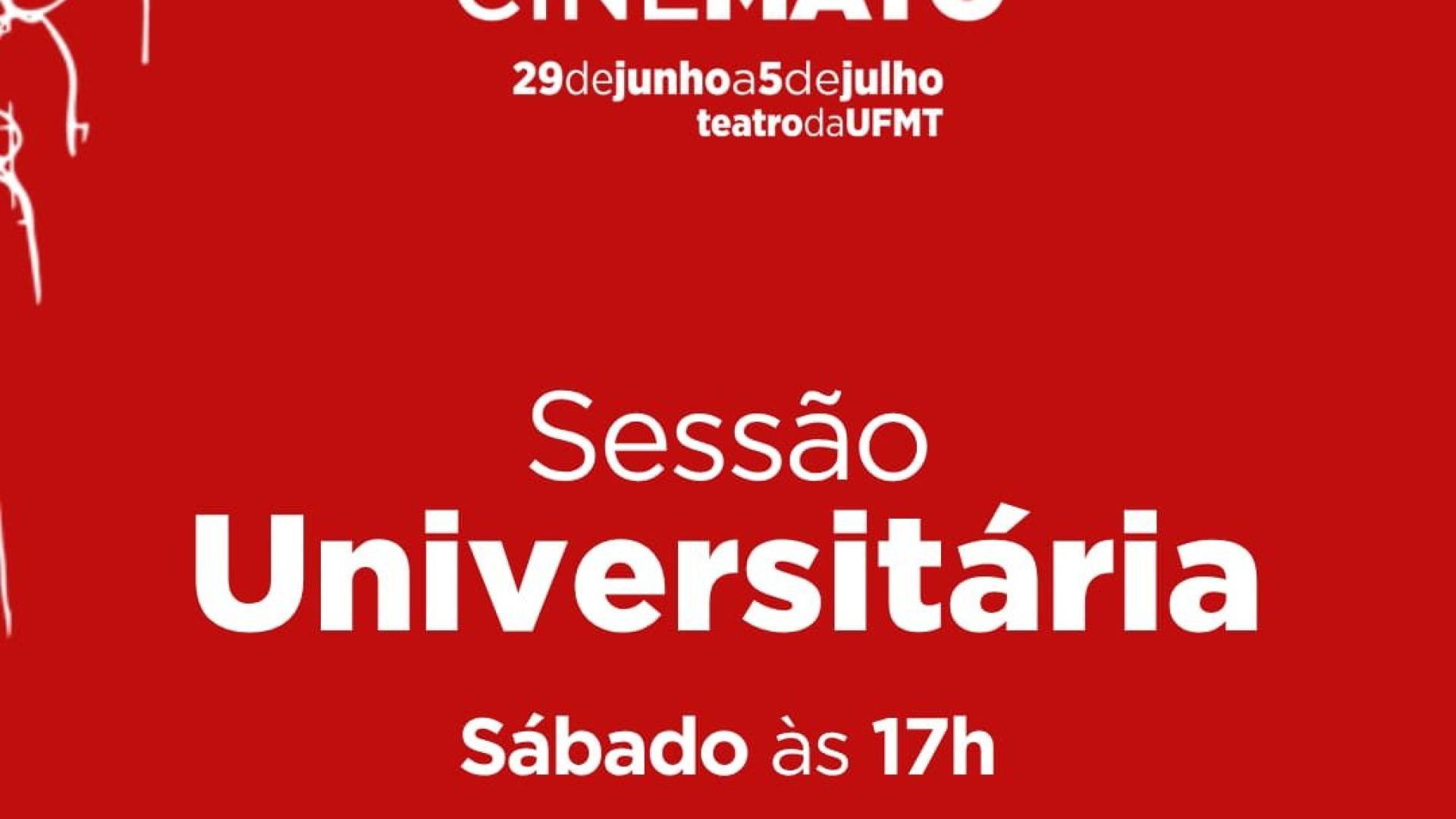 Thyago Mourão (à esquerda), professora Cláudia Moreira (à direita) e parte da equipe de produção.